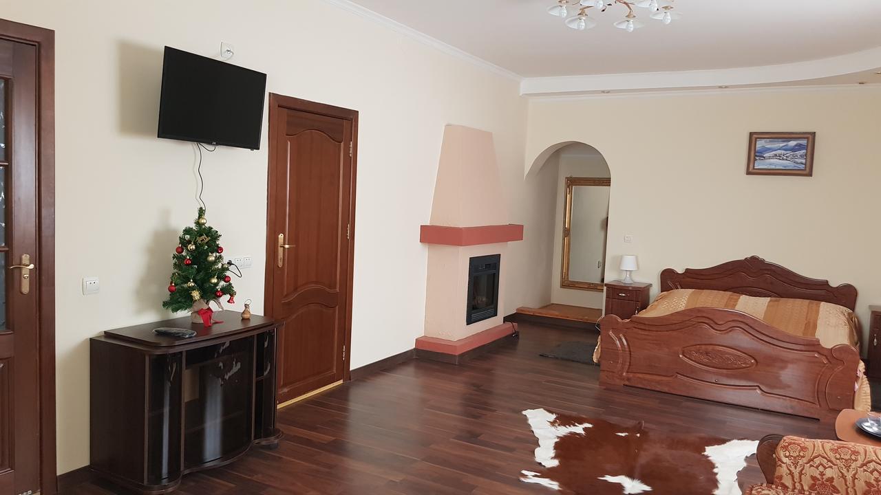 Lara Hotel Solochyn Buitenkant foto
